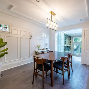 Double Bedroom On Up Or 3 Bedrooms In Basement Near Eglinton Subway Station Guest house Toronto